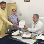 लो-वोल्टेज की समस्या को लेकर पार्षद शारदा माली ने सहायक अभियंता को सौंपा ज्ञापन